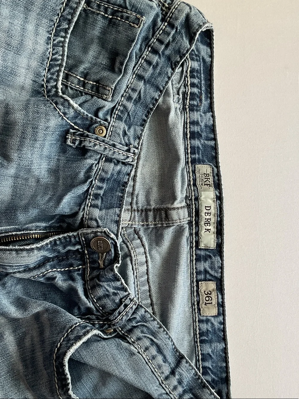 Men's BKE Denim “Derek” Light Blue Straight-Leg Jeans *small hole-back pockets
